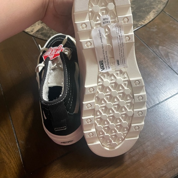 Vans - Picture 5 of 7